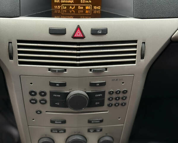 Черный Опель Астра, объемом двигателя 1.7 л и пробегом 230 тыс. км за 4800 $, фото 15 на Automoto.ua