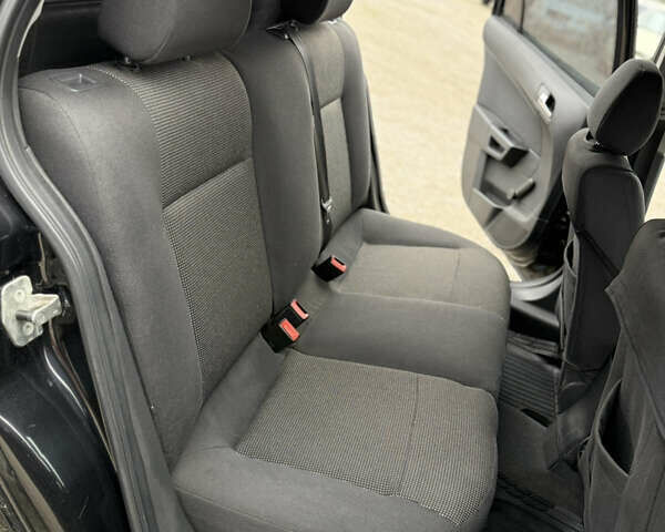 Черный Опель Астра, объемом двигателя 1.7 л и пробегом 230 тыс. км за 4800 $, фото 11 на Automoto.ua
