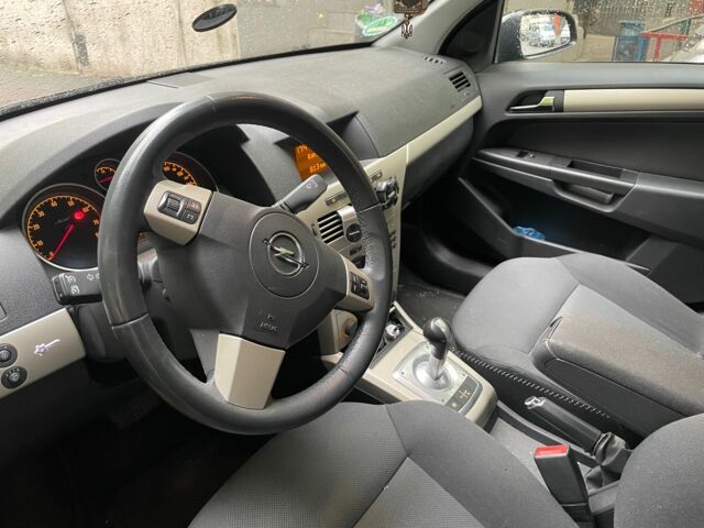 Черный Опель Астра, объемом двигателя 1.6 л и пробегом 264 тыс. км за 5000 $, фото 5 на Automoto.ua