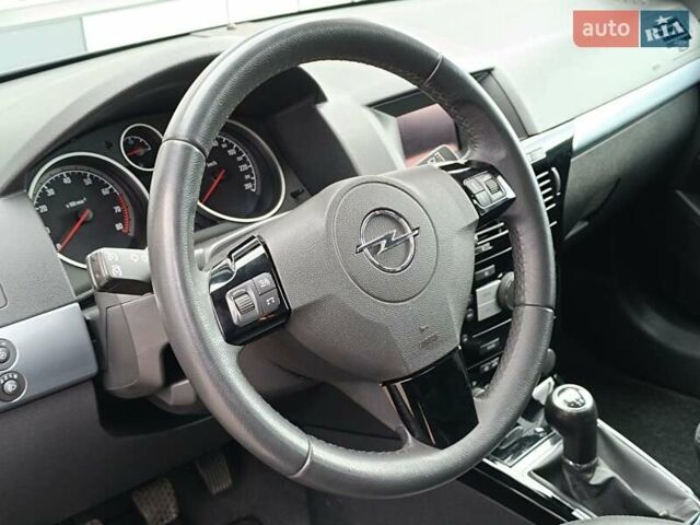 Черный Опель Астра, объемом двигателя 1.8 л и пробегом 239 тыс. км за 5800 $, фото 56 на Automoto.ua