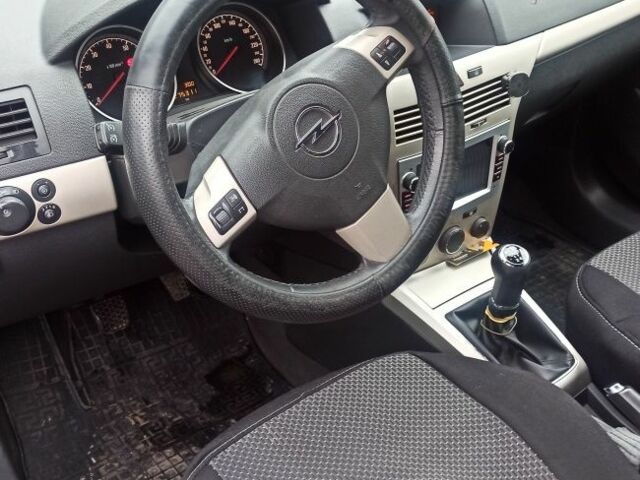 Черный Опель Астра, объемом двигателя 1.6 л и пробегом 280 тыс. км за 4751 $, фото 5 на Automoto.ua