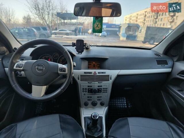Черный Опель Астра, объемом двигателя 1.9 л и пробегом 294 тыс. км за 4000 $, фото 6 на Automoto.ua