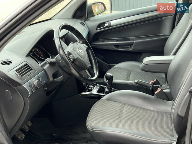 Черный Опель Астра, объемом двигателя 1.6 л и пробегом 250 тыс. км за 4399 $, фото 28 на Automoto.ua
