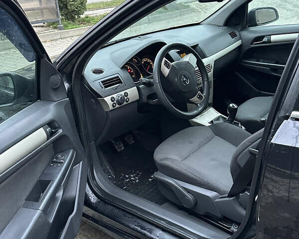 Черный Опель Астра, объемом двигателя 1.69 л и пробегом 328 тыс. км за 4500 $, фото 7 на Automoto.ua