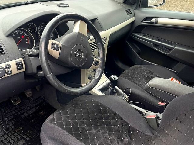 Черный Опель Астра, объемом двигателя 1.6 л и пробегом 245 тыс. км за 5400 $, фото 6 на Automoto.ua