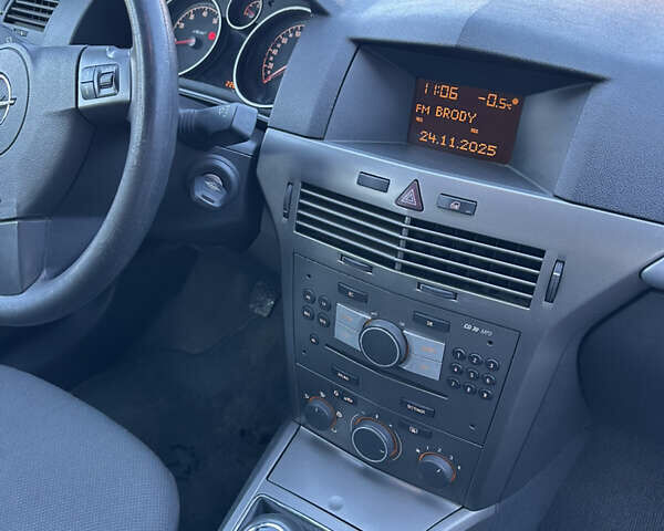 Черный Опель Астра, объемом двигателя 1.6 л и пробегом 228 тыс. км за 4400 $, фото 8 на Automoto.ua