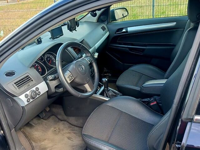 Черный Опель Астра, объемом двигателя 1.8 л и пробегом 180 тыс. км за 5300 $, фото 9 на Automoto.ua