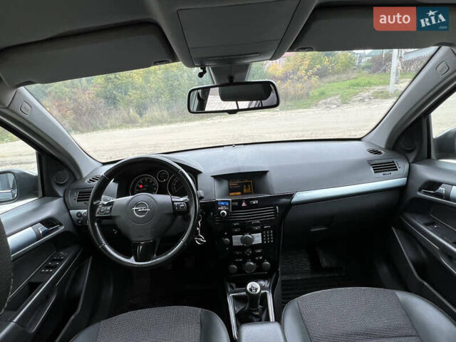 Черный Опель Астра, объемом двигателя 1.6 л и пробегом 250 тыс. км за 4399 $, фото 34 на Automoto.ua