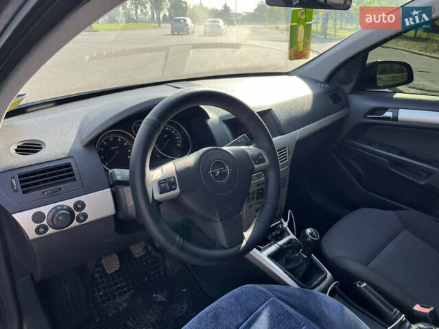 Черный Опель Астра, объемом двигателя 1.6 л и пробегом 250 тыс. км за 4900 $, фото 15 на Automoto.ua