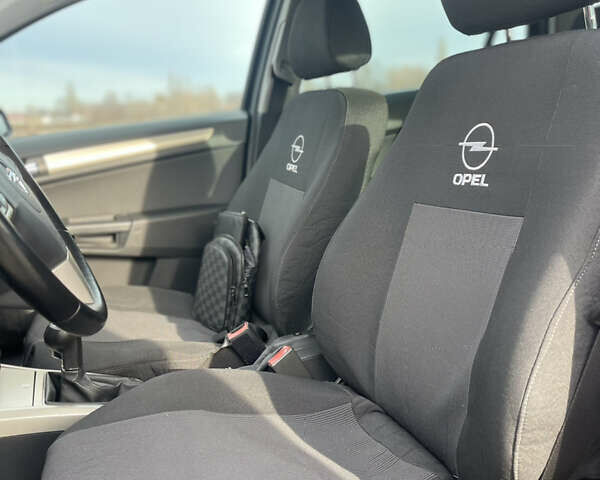 Черный Опель Астра, объемом двигателя 1.6 л и пробегом 239 тыс. км за 5350 $, фото 16 на Automoto.ua