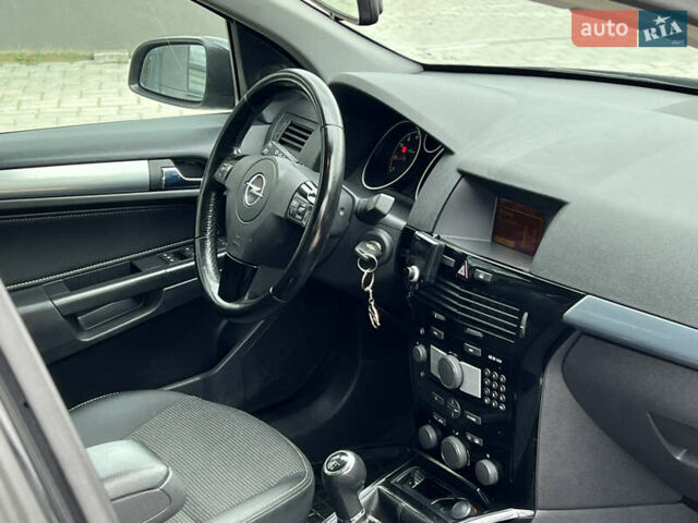 Черный Опель Астра, объемом двигателя 1.6 л и пробегом 250 тыс. км за 4399 $, фото 45 на Automoto.ua