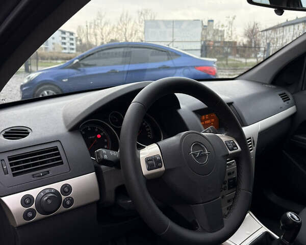 Черный Опель Астра, объемом двигателя 1.6 л и пробегом 208 тыс. км за 5600 $, фото 18 на Automoto.ua
