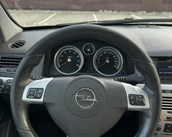 Черный Опель Астра, объемом двигателя 1.8 л и пробегом 405 тыс. км за 5500 $, фото 14 на Automoto.ua