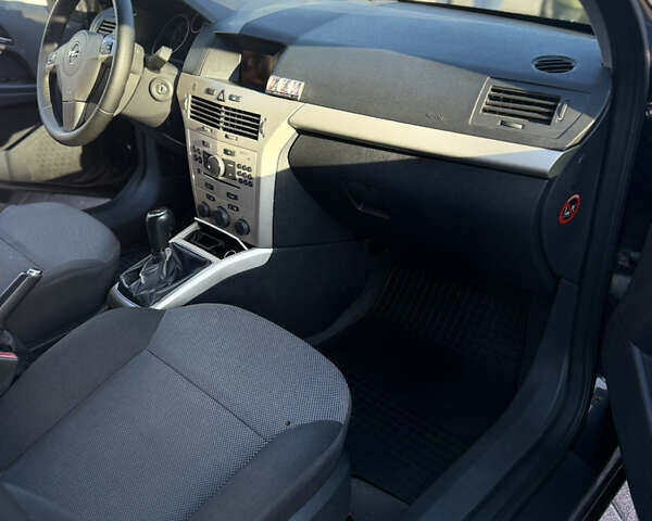 Черный Опель Астра, объемом двигателя 1.69 л и пробегом 260 тыс. км за 5550 $, фото 21 на Automoto.ua