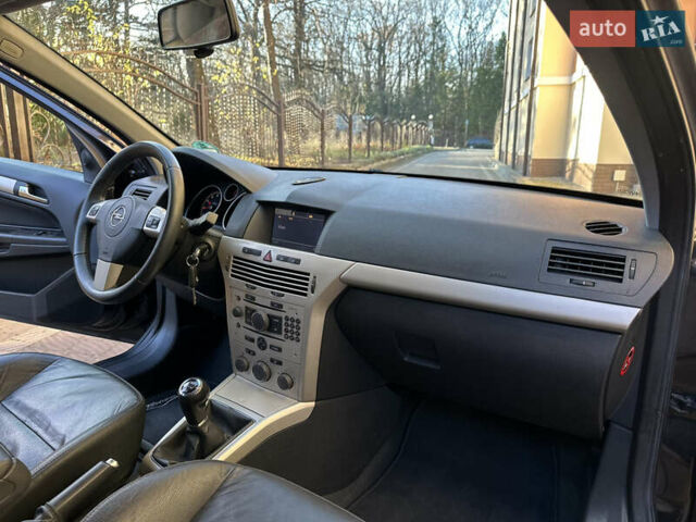 Черный Опель Астра, объемом двигателя 1.6 л и пробегом 180 тыс. км за 5499 $, фото 102 на Automoto.ua