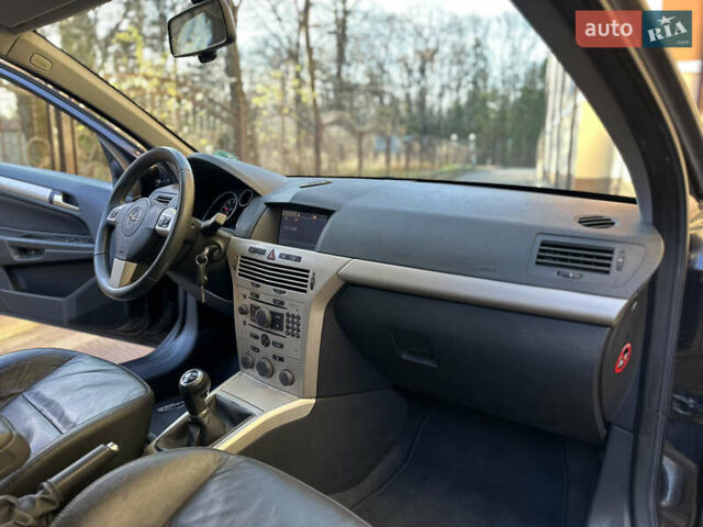 Черный Опель Астра, объемом двигателя 1.6 л и пробегом 180 тыс. км за 5499 $, фото 103 на Automoto.ua