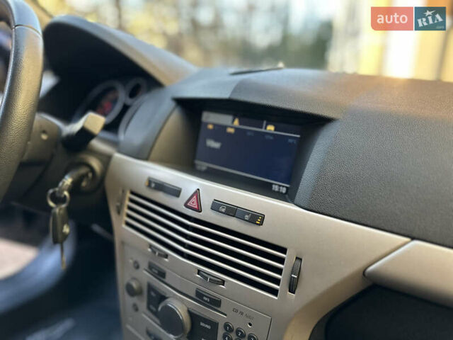 Черный Опель Астра, объемом двигателя 1.6 л и пробегом 180 тыс. км за 5499 $, фото 108 на Automoto.ua