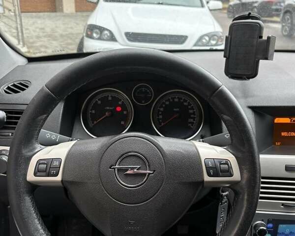 Черный Опель Астра, объемом двигателя 1.7 л и пробегом 276 тыс. км за 5200 $, фото 13 на Automoto.ua