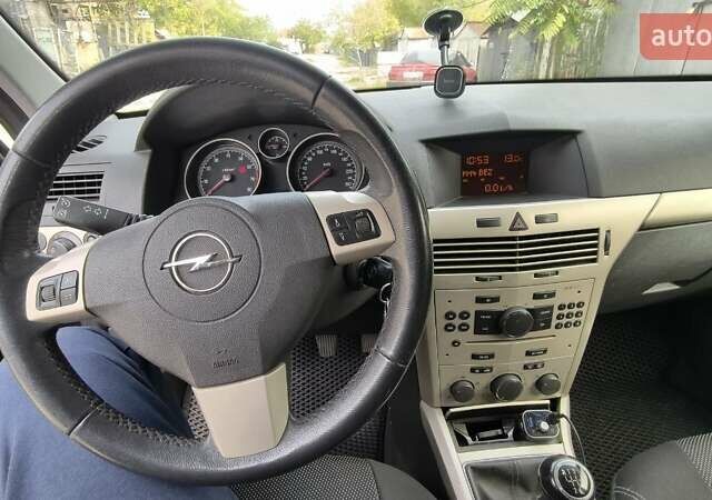 Черный Опель Астра, объемом двигателя 1.6 л и пробегом 267 тыс. км за 5500 $, фото 6 на Automoto.ua