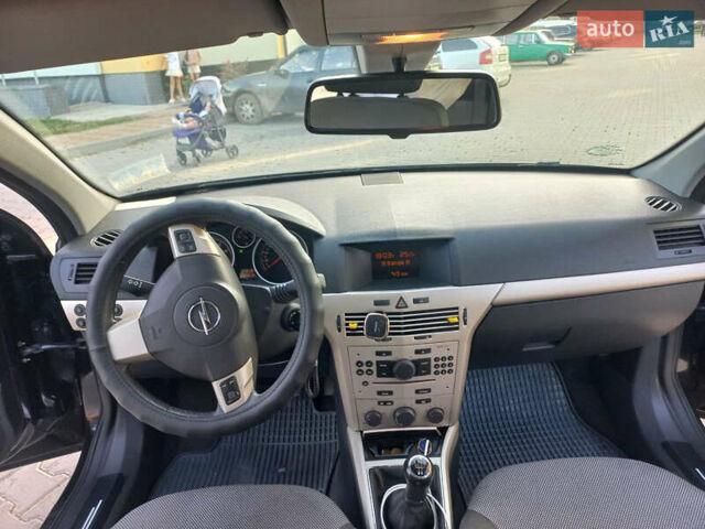 Черный Опель Астра, объемом двигателя 1.6 л и пробегом 260 тыс. км за 6000 $, фото 13 на Automoto.ua