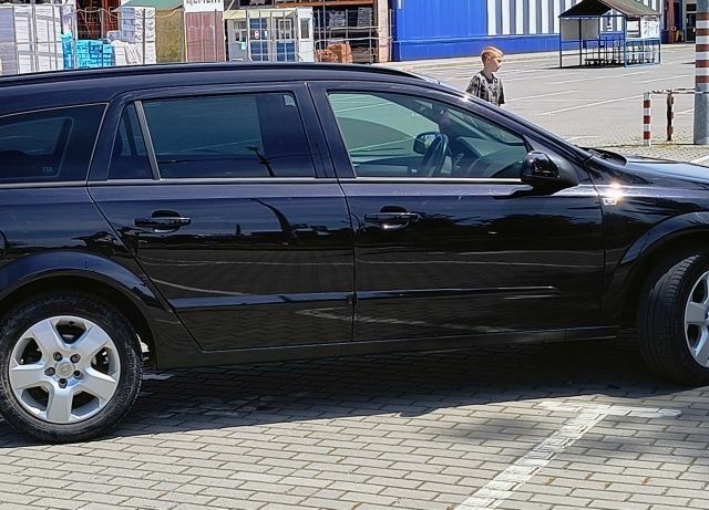 Черный Опель Астра, объемом двигателя 1.7 л и пробегом 260 тыс. км за 4700 $, фото 4 на Automoto.ua