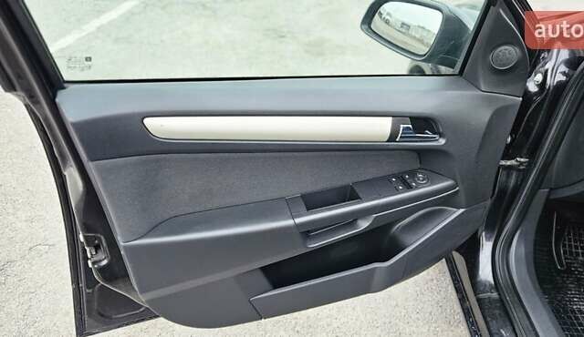 Черный Опель Астра, объемом двигателя 1.6 л и пробегом 210 тыс. км за 5850 $, фото 25 на Automoto.ua