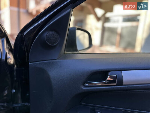 Черный Опель Астра, объемом двигателя 1.6 л и пробегом 180 тыс. км за 5499 $, фото 119 на Automoto.ua