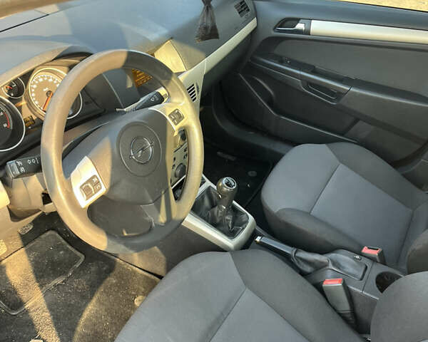 Черный Опель Астра, объемом двигателя 1.69 л и пробегом 270 тыс. км за 5500 $, фото 10 на Automoto.ua