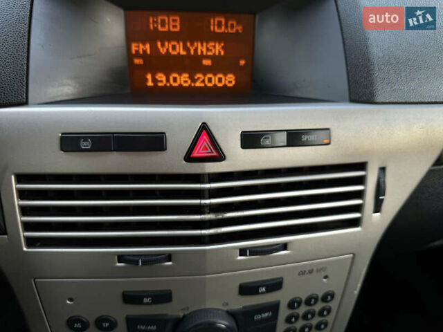 Черный Опель Астра, объемом двигателя 1.6 л и пробегом 180 тыс. км за 5000 $, фото 49 на Automoto.ua