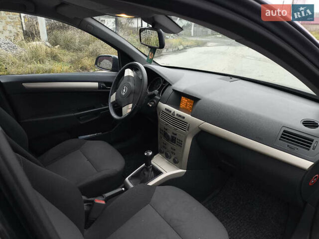 Черный Опель Астра, объемом двигателя 1.6 л и пробегом 189 тыс. км за 4999 $, фото 10 на Automoto.ua