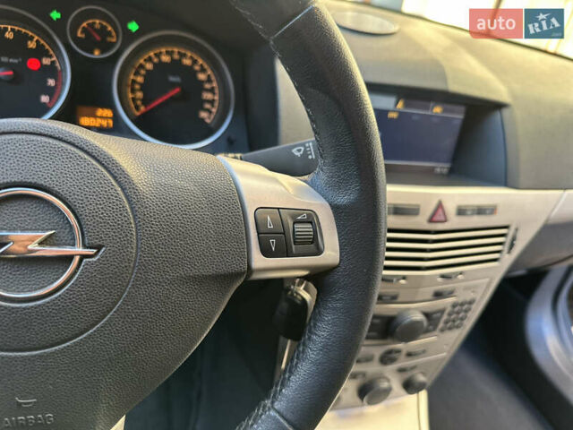 Черный Опель Астра, объемом двигателя 1.6 л и пробегом 180 тыс. км за 5499 $, фото 125 на Automoto.ua