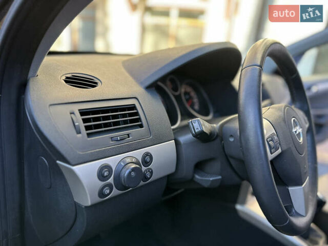 Черный Опель Астра, объемом двигателя 1.6 л и пробегом 180 тыс. км за 5499 $, фото 130 на Automoto.ua