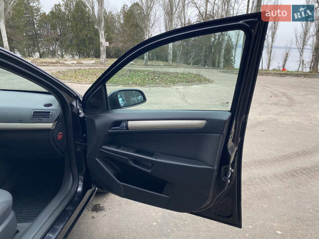 Черный Опель Астра, объемом двигателя 1.6 л и пробегом 194 тыс. км за 5800 $, фото 37 на Automoto.ua