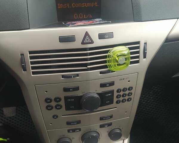 Черный Опель Астра, объемом двигателя 1.6 л и пробегом 200 тыс. км за 6000 $, фото 9 на Automoto.ua