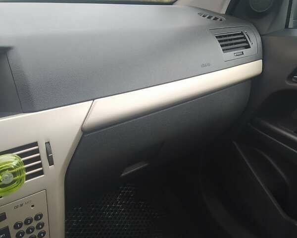 Черный Опель Астра, объемом двигателя 1.6 л и пробегом 200 тыс. км за 6000 $, фото 10 на Automoto.ua