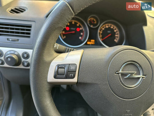 Черный Опель Астра, объемом двигателя 1.6 л и пробегом 180 тыс. км за 5499 $, фото 124 на Automoto.ua