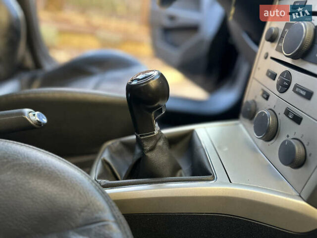 Черный Опель Астра, объемом двигателя 1.6 л и пробегом 180 тыс. км за 5499 $, фото 107 на Automoto.ua