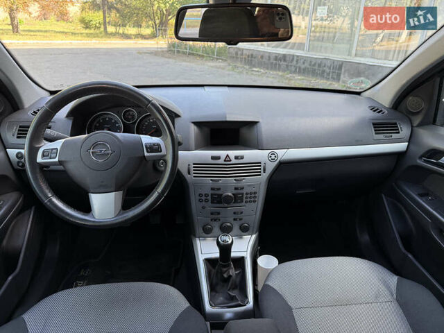 Черный Опель Астра, объемом двигателя 1.6 л и пробегом 219 тыс. км за 6000 $, фото 17 на Automoto.ua