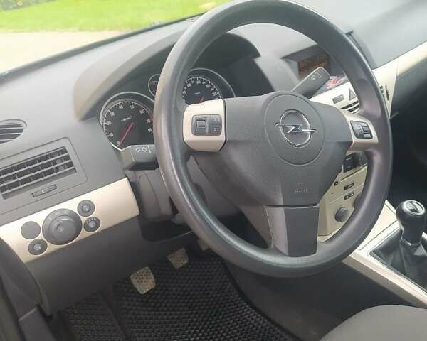 Черный Опель Астра, объемом двигателя 1.6 л и пробегом 200 тыс. км за 6000 $, фото 2 на Automoto.ua