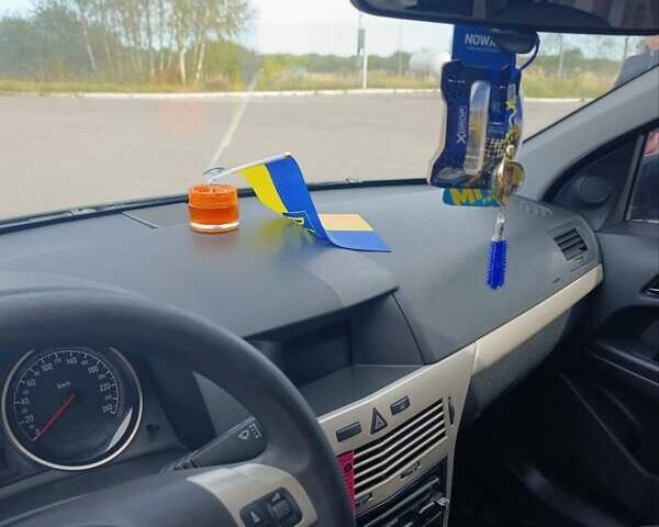 Черный Опель Астра, объемом двигателя 1.6 л и пробегом 250 тыс. км за 5200 $, фото 18 на Automoto.ua