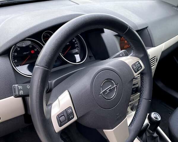 Черный Опель Астра, объемом двигателя 1.6 л и пробегом 222 тыс. км за 5200 $, фото 7 на Automoto.ua