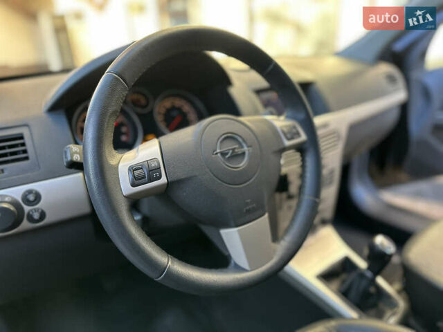 Черный Опель Астра, объемом двигателя 1.6 л и пробегом 180 тыс. км за 5499 $, фото 122 на Automoto.ua