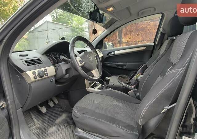 Черный Опель Астра, объемом двигателя 1.6 л и пробегом 267 тыс. км за 5500 $, фото 4 на Automoto.ua