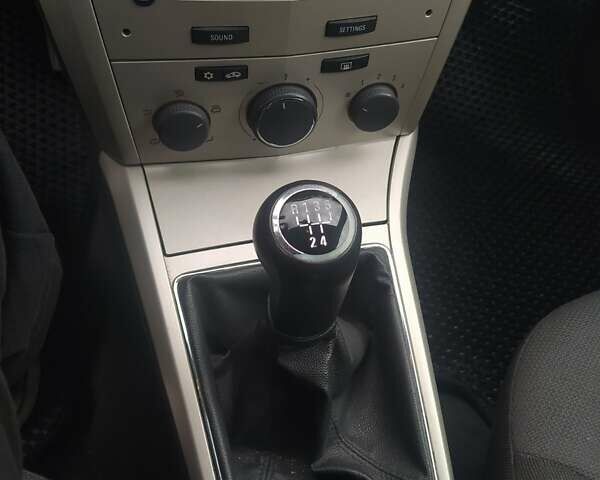 Черный Опель Астра, объемом двигателя 1.6 л и пробегом 200 тыс. км за 6000 $, фото 8 на Automoto.ua