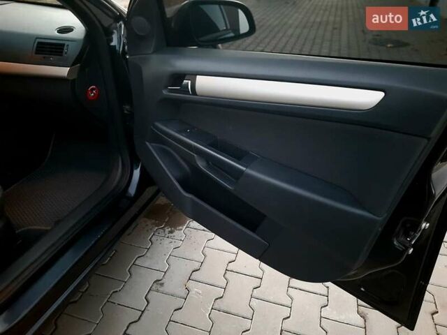 Черный Опель Астра, объемом двигателя 1.6 л и пробегом 327 тыс. км за 4400 $, фото 18 на Automoto.ua