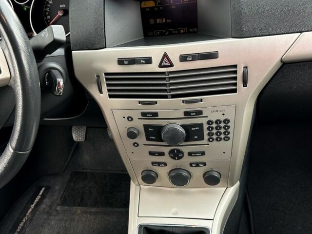 Черный Опель Астра, объемом двигателя 1.8 л и пробегом 225 тыс. км за 5800 $, фото 13 на Automoto.ua