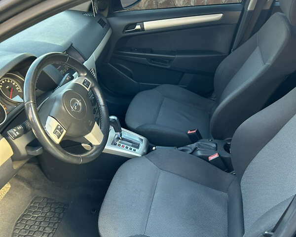 Черный Опель Астра, объемом двигателя 1.9 л и пробегом 191 тыс. км за 7000 $, фото 5 на Automoto.ua