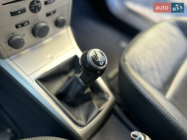 Черный Опель Астра, объемом двигателя 1.6 л и пробегом 180 тыс. км за 5499 $, фото 127 на Automoto.ua