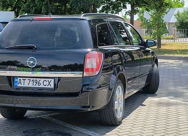 Черный Опель Астра, объемом двигателя 1.7 л и пробегом 260 тыс. км за 4700 $, фото 5 на Automoto.ua