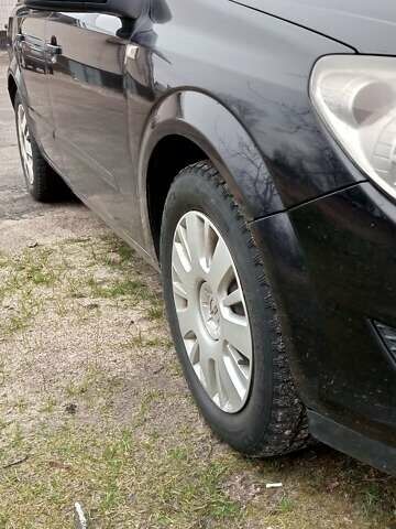 Черный Опель Астра, объемом двигателя 1.9 л и пробегом 320 тыс. км за 5600 $, фото 1 на Automoto.ua